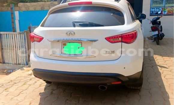 Acheter Occasion Voiture Infinity Q45 Blanc à Lome, West africa Acheter Occasion Voiture Infinity Q45 Blanc à Lome, West africa