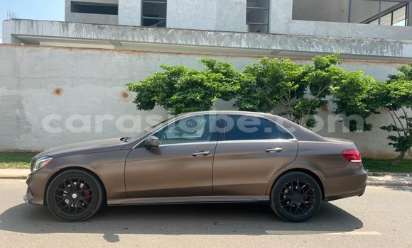Acheter Occasion Voiture Mercedes-Benz E-Classe Beige à Lome, West africa Acheter Occasion Voiture Mercedes-Benz E-Classe Beige à Lome, West africa