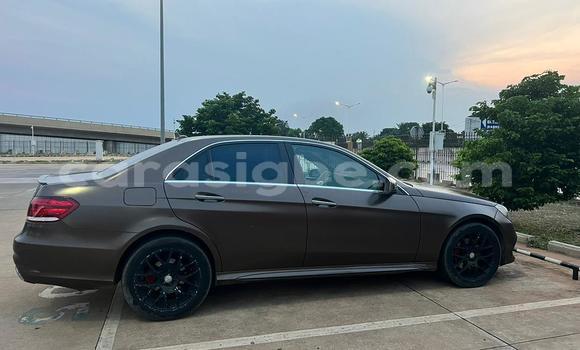Acheter Occasion Voiture Mercedes-Benz E-Classe Beige à Lome, West africa Acheter Occasion Voiture Mercedes-Benz E-Classe Beige à Lome, West africa