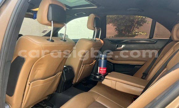 Acheter Occasion Voiture Mercedes-Benz E-Classe Beige à Lome, West africa Acheter Occasion Voiture Mercedes-Benz E-Classe Beige à Lome, West africa