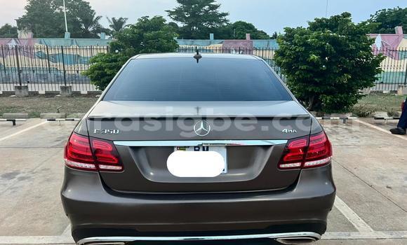 Acheter Occasion Voiture Mercedes-Benz E-Classe Beige à Lome, West africa Acheter Occasion Voiture Mercedes-Benz E-Classe Beige à Lome, West africa