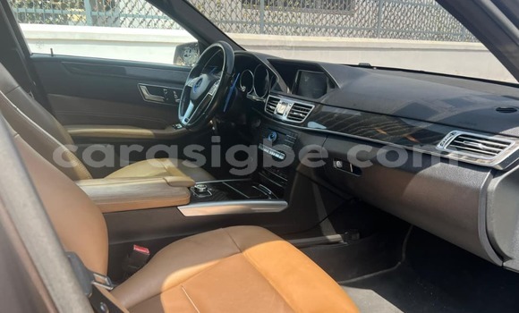 Acheter Occasion Voiture Mercedes-Benz E-Classe Beige à Lome, West africa Acheter Occasion Voiture Mercedes-Benz E-Classe Beige à Lome, West africa