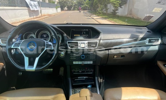 Acheter Occasion Voiture Mercedes-Benz E-Classe Beige à Lome, West africa Acheter Occasion Voiture Mercedes-Benz E-Classe Beige à Lome, West africa