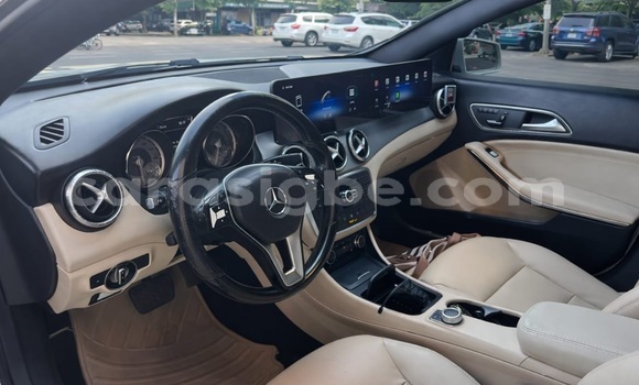 Acheter Occasion Voiture Mercedes-Benz C-Classe Blanc à Lome, West africa Acheter Occasion Voiture Mercedes-Benz C-Classe Blanc à Lome, West africa