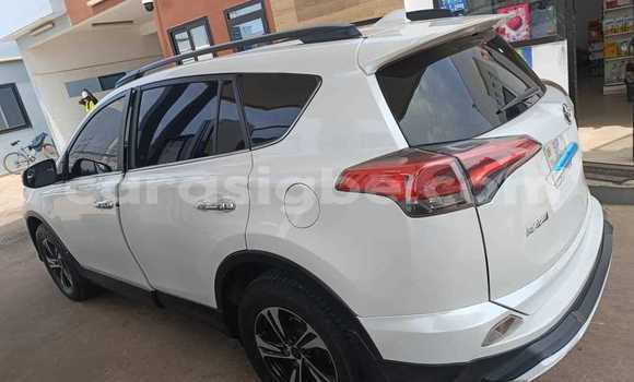 Acheter Occasion Voiture Toyota RAV4 Blanc à Lomé, Maritime Acheter Occasion Voiture Toyota RAV4 Blanc à Lomé, Maritime