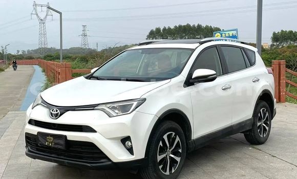 Acheter Occasion Voiture Toyota RAV4 Blanc à Lomé, Maritime