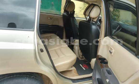 Acheter Occasion Voiture Toyota Highlander Beige à Lome, West africa Acheter Occasion Voiture Toyota Highlander Beige à Lome, West africa