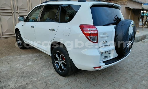 Acheter Occasion Voiture Toyota RAV4 Blanc à Adawlato, Togo