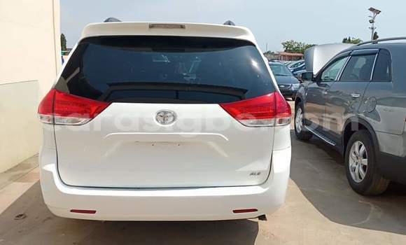 Buy Used Toyota Sienna White Car in Lome in Maritime Buy Used Toyota Sienna White Car in Lome in Maritime