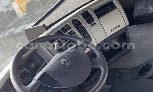 Acheter Occasion Utilitaire Renault TRM 10000 Blanc à Tokoin, Togo Acheter Occasion Utilitaire Renault TRM 10000 Blanc à Tokoin, Togo