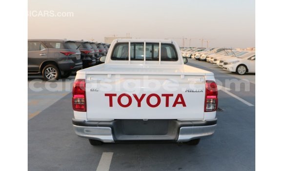 Acheter Import Voiture Toyota Hilux Blanc à Import - Dubai, Togo Acheter Import Voiture Toyota Hilux Blanc à Import - Dubai, Togo